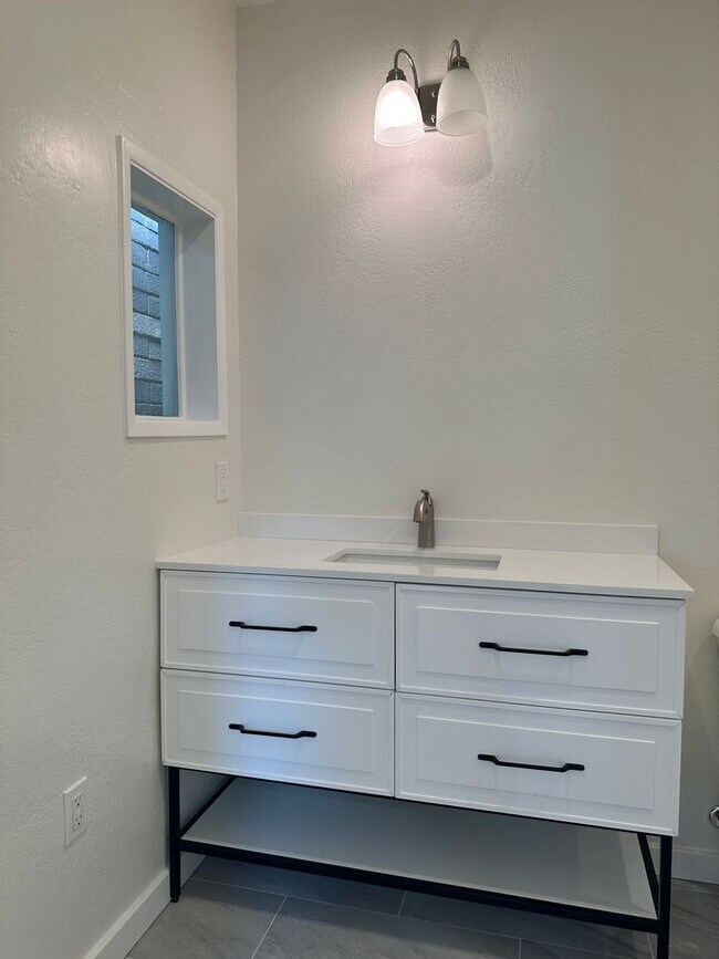 Building Photo - Downtown Craftsman - Live/Work - Zoned Mix...