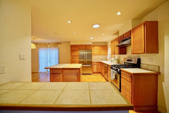 Building Photo - 104 Lobo Vista