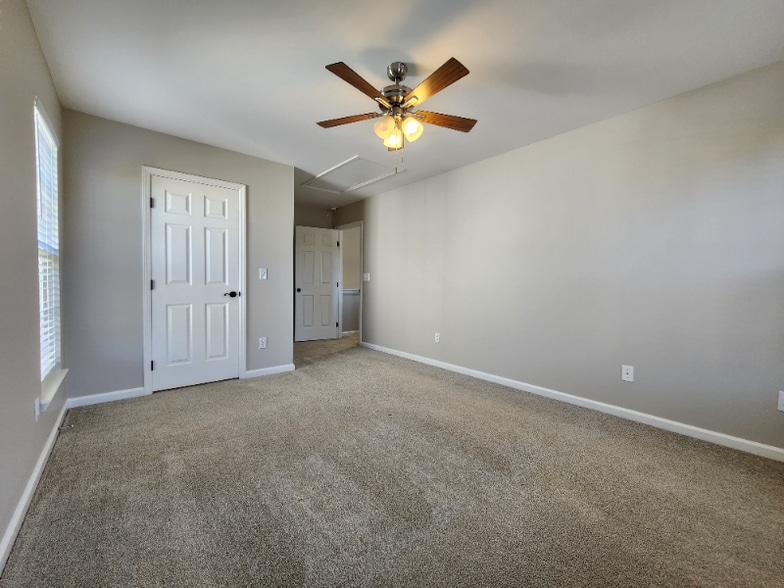 Building Photo - 383 Castleton Cir