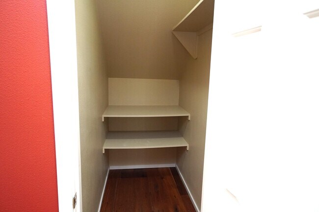 Building Photo - 1394 E Holly St