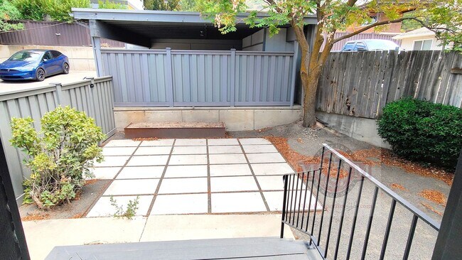 Building Photo - Remodeled 3 Bd 2 Ba Duplex Above Foothill