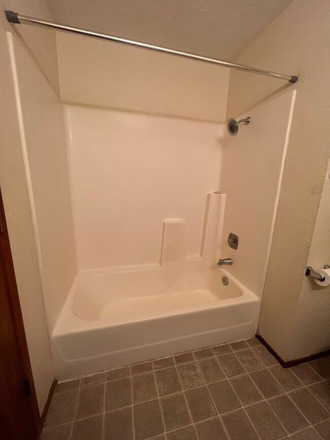 Building Photo - 3-Bedroom 2-Bathroom Single family home in...