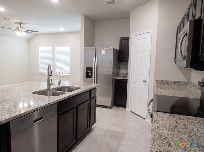 Building Photo - 1210 Lindsey Dr