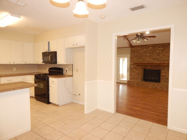 Building Photo - South Tyler, Beautiful 3 Bedroom, 2 Bath Home with RV Parking!