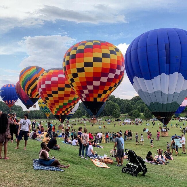 Building Photo - Renovated 1BR * Piedmont Park! ~ Steal of a Deal!
