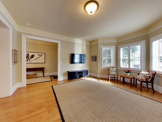 Building Photo - Luxury 5 Bed, 3.5 Bath Home in the Mission! Check out Virtual Tour!