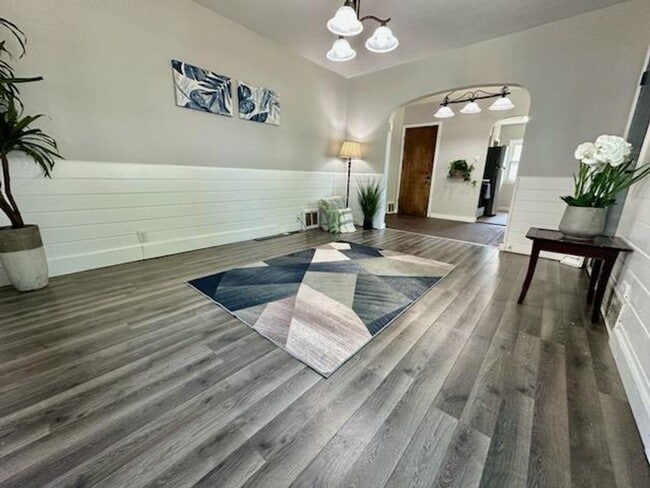 Building Photo - 3 bed, 1 bath home for rent in Waterloo