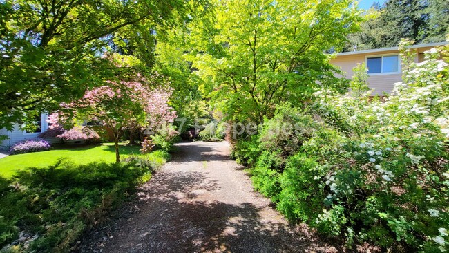 Building Photo - Stunning Home in Tranquil SW Neighborhood