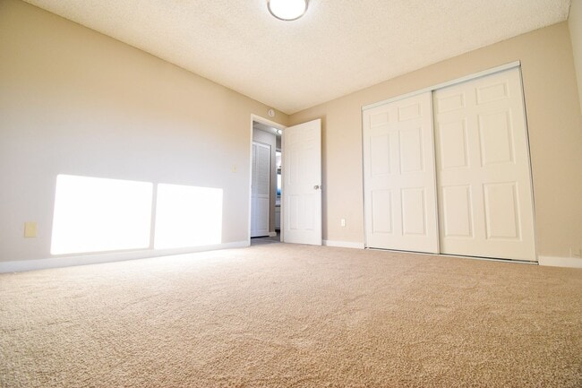 Building Photo - Newly Updated Single Level 2 Bedroom Apt in SE Portland!