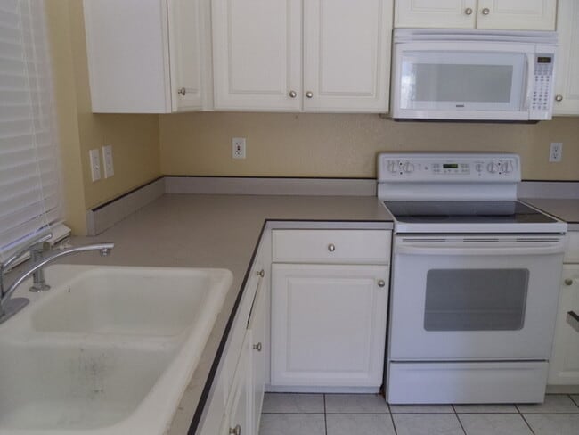 Building Photo - 3 bed 2 bath single level house in core Ch...