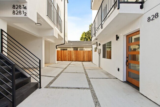 Building Photo - 828 N Detroit St