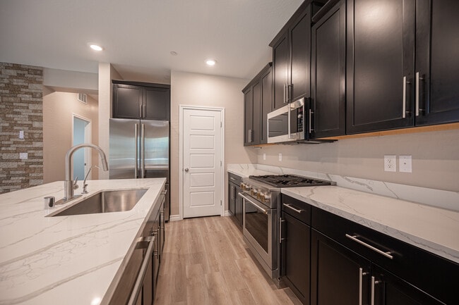 Building Photo - 600 N Carriage Hill Dr