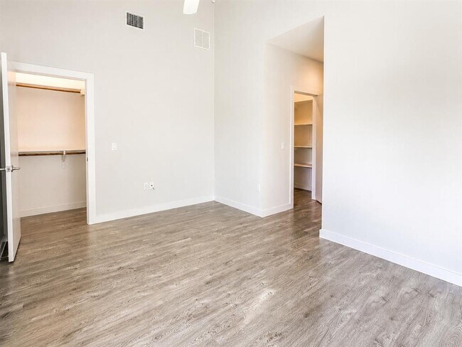 Building Photo - 801 N Bluff Dr