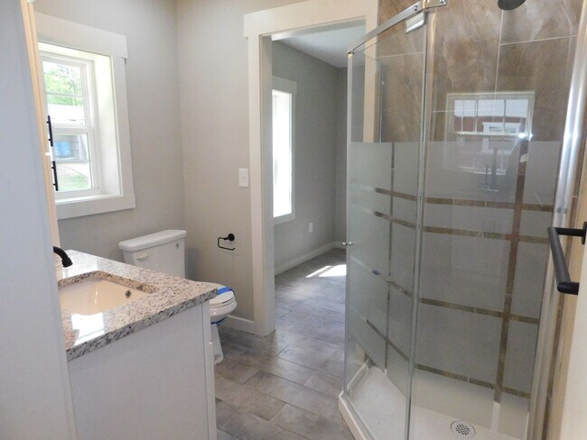 Building Photo - Newly Renovated 2 bed 1 bath cottage