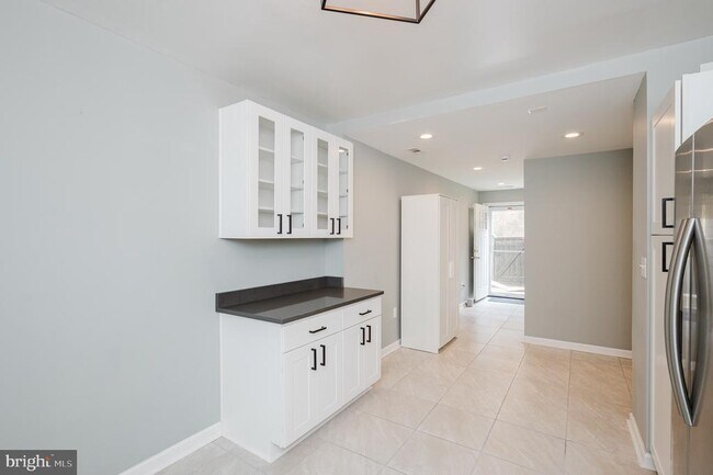 Building Photo - 917 Baylis St