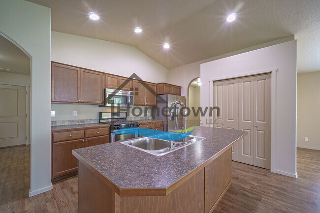 Building Photo - 3 Bedroom 2 Bathroom Home with Attached 2 ...