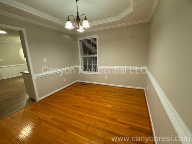 Building Photo - 5635 Thackeray Dr