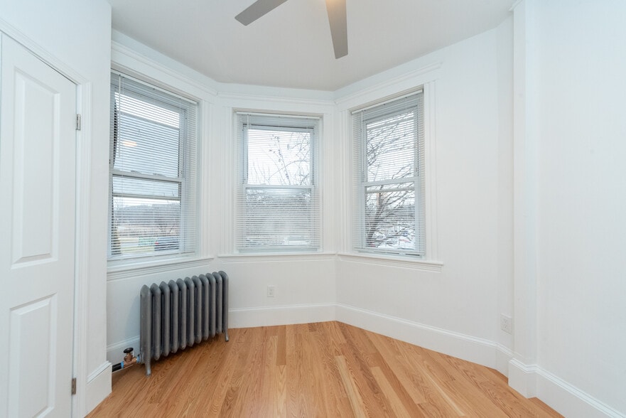 Building Photo - 61 Park Dr