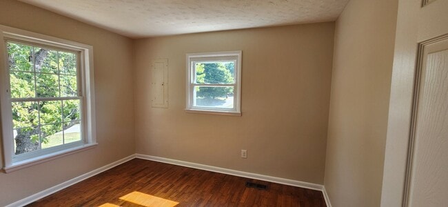 Building Photo - Right in the heart of Crossville *Complete...