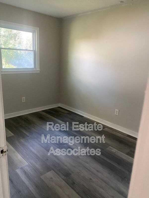 Building Photo - 521 E Central Ave