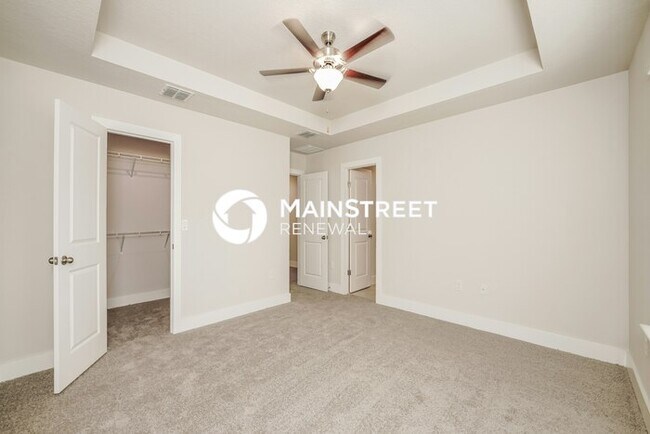 Building Photo - 4 Bedroom Pet-Friendly Home in Deland, FL with Main Street Renewal