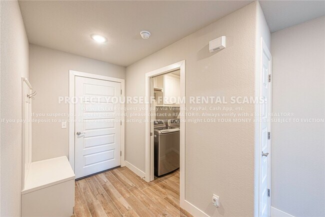 Building Photo - 533 Brinley St