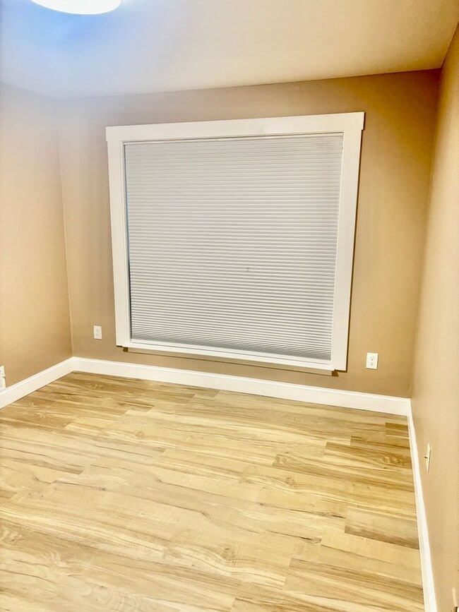 Building Photo - 2 Bedroom, 1 Bathroom Newly Renovated Cond...