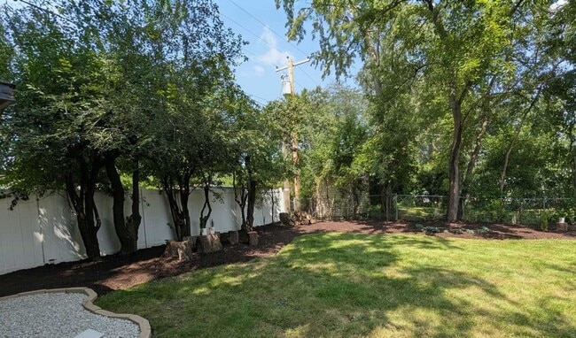 Building Photo - 110 N Knollwood Dr