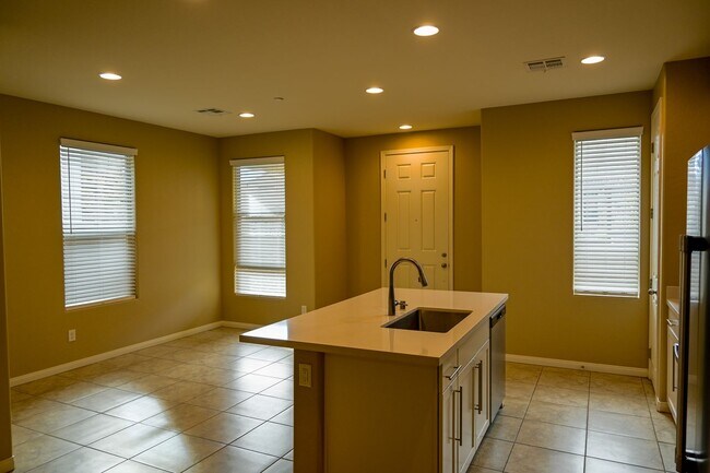 Building Photo - Beautiful 3 bed Townhome in Summerlin