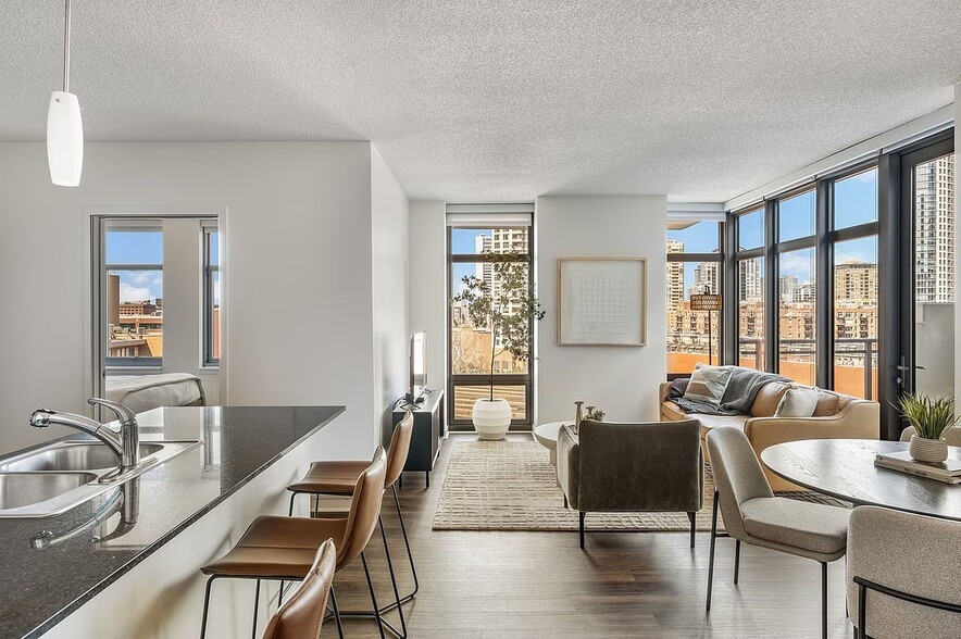 Building Photo - 659 W Kinzie St