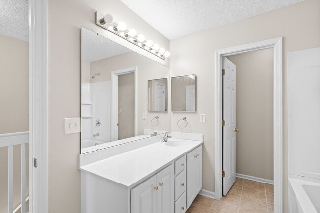 Building Photo - 571 Riverward Dr