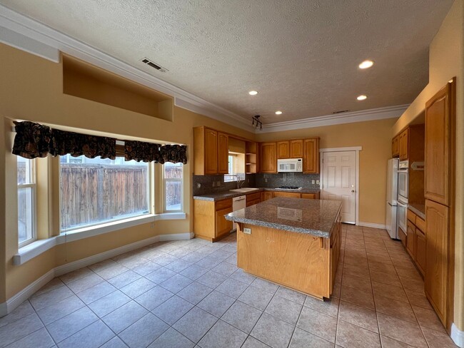 Building Photo - 3-bedroom home in Desert Lakes Golf Community