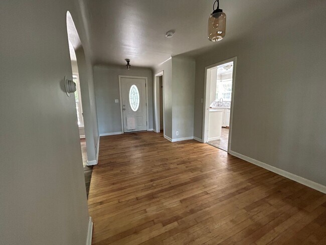 Building Photo - 2 Bed, 1.5 Bath Home with Basement and Sunroom