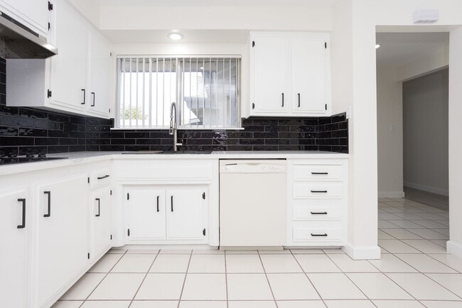 Building Photo - Beautifully Remodeled 3 Bedroom, 2 Bathroo...