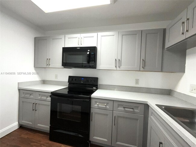 Building Photo - 10043 Winding Lake Rd