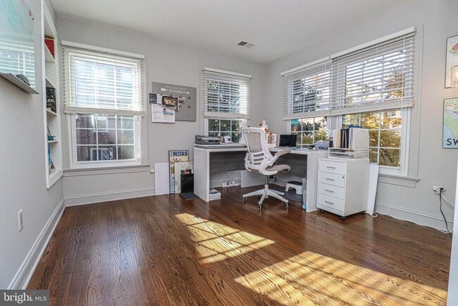 Building Photo - 1596 N Colonial Terrace