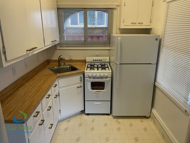 Building Photo - $2595 - 1Bed 1Bath Beautiful Duplex on a Tree Lined Street in the Rose Garden Area!