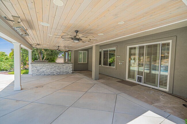 Building Photo - Single Story Pool Home for Rent in Palmdale.