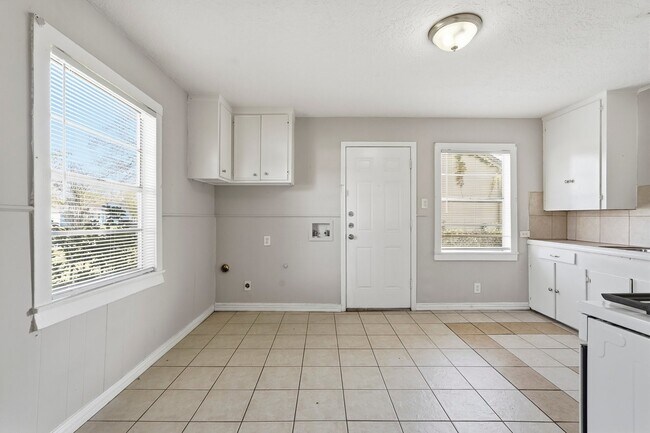 Building Photo - 729 13th Ave N