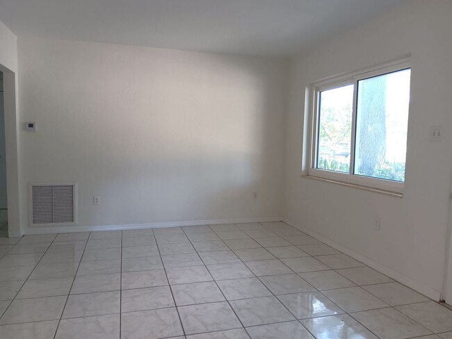 Building Photo - Big family room, granite & stainless kitch...