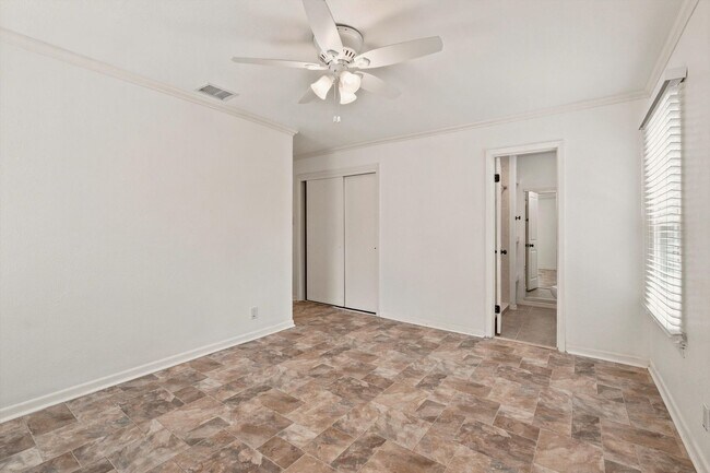 Building Photo - 231 Cicero Ave