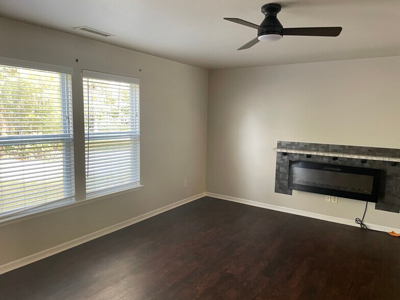 Building Photo - 557 Lakeside Valley Dr