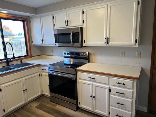 Building Photo - Updated 3 bedroom 1.5 bath house in Eugene!