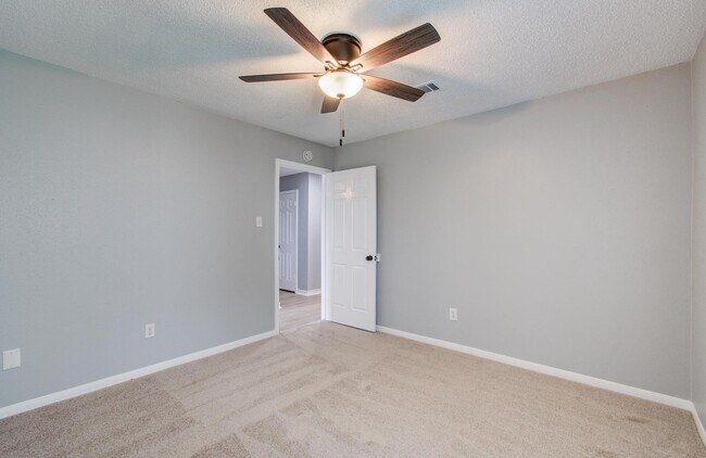 Building Photo - 13215 Bunker Hill Dr