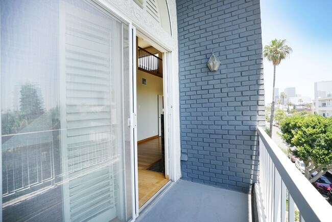 Building Photo - Sunlight Galore 2 Bed / 3Bath + Loft + Sun...