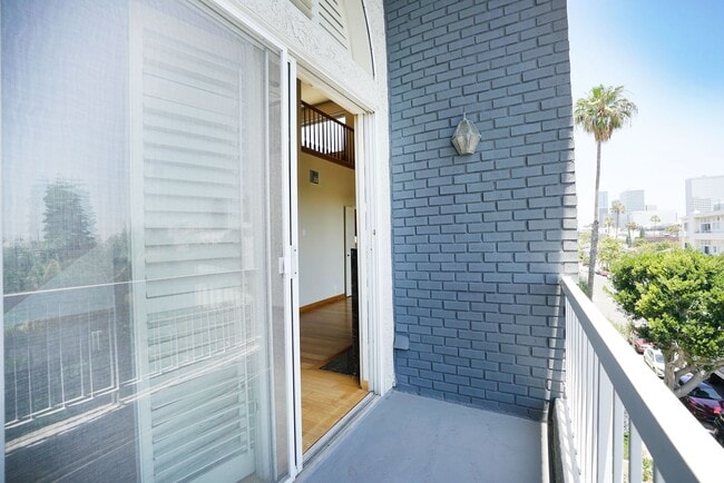 Building Photo - Sunlight Galore 2 Bed / 3Bath + Loft + Sundeck Condo in Westwood!