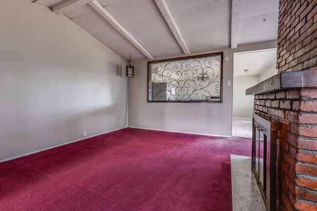 Building Photo - Available MAY 2026 - Beautiful, LARGE 4+ bedroom/2 bath GEM in South Side Slopes!