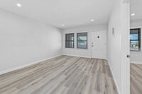 Building Photo - HILLCREST GREAT RENOVATED ONE BEDROOM APARTMENT.