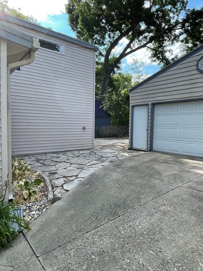 Building Photo - 2318 Storm St