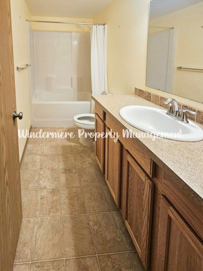 Building Photo - Immaculate rambler on large lot in Olalla